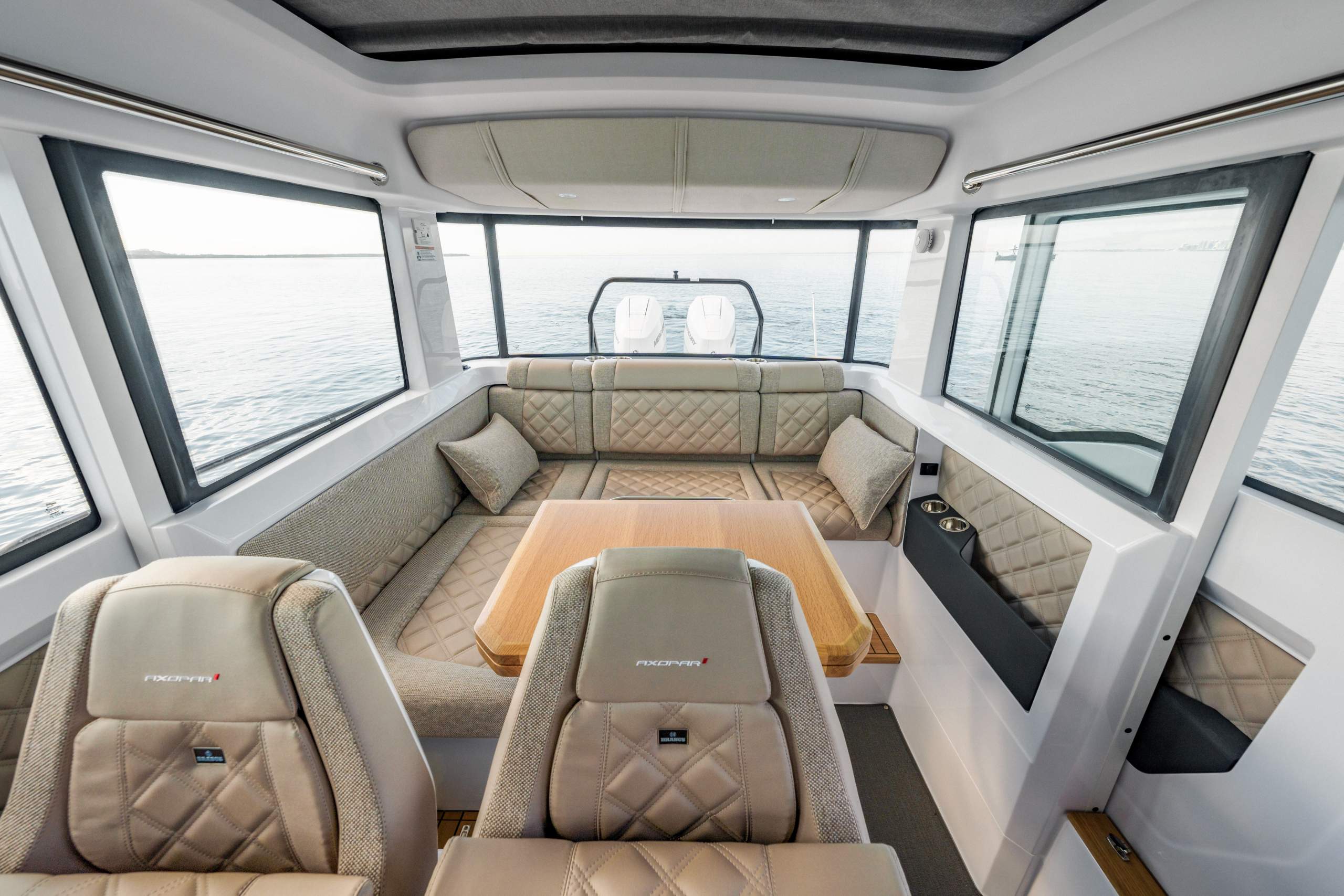 Axopar-37-XC-Cross-Cabin-BRABUS-Performance-Line_KBP00227_Axedit_2