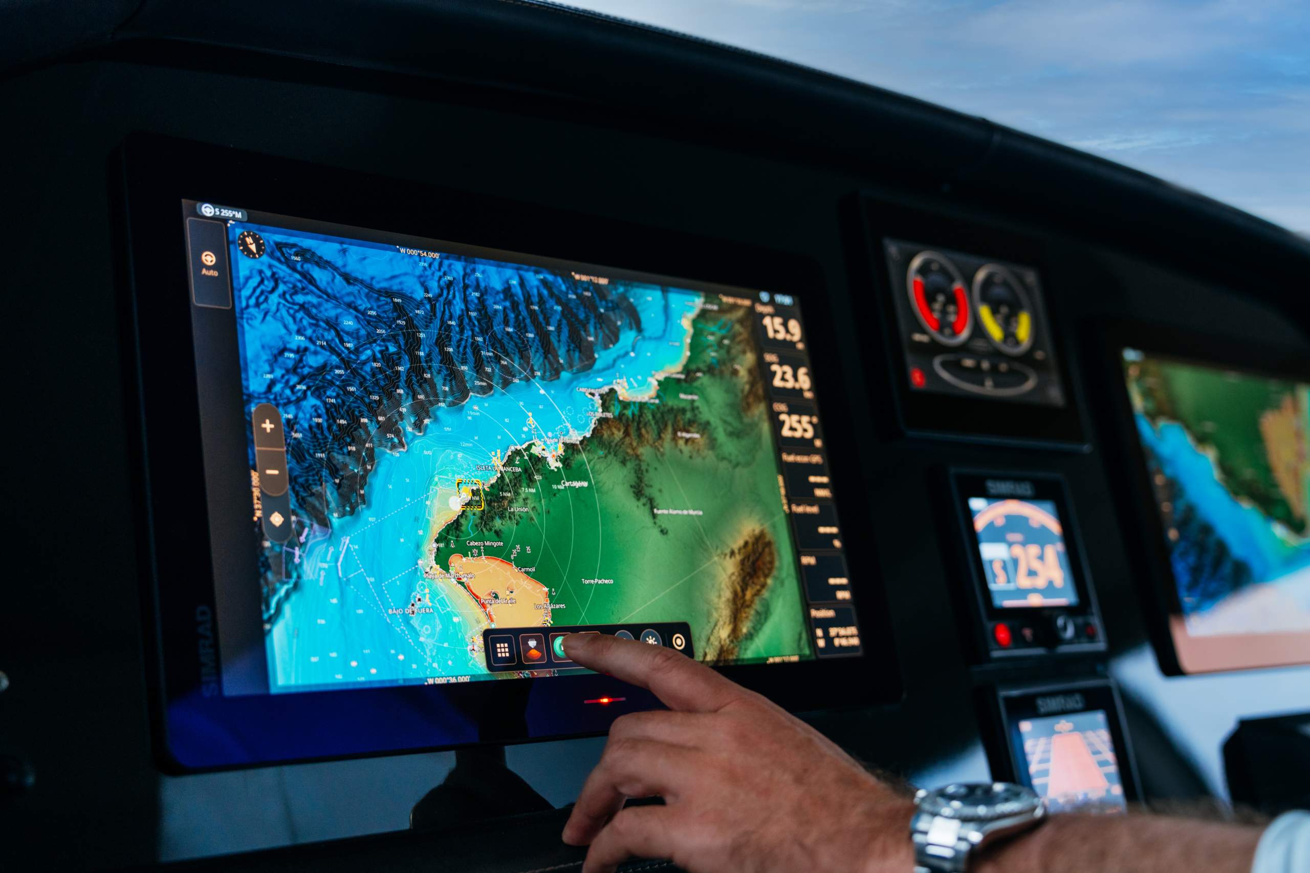 Simrad-NSO4-Cruising-Lifestyle-2
