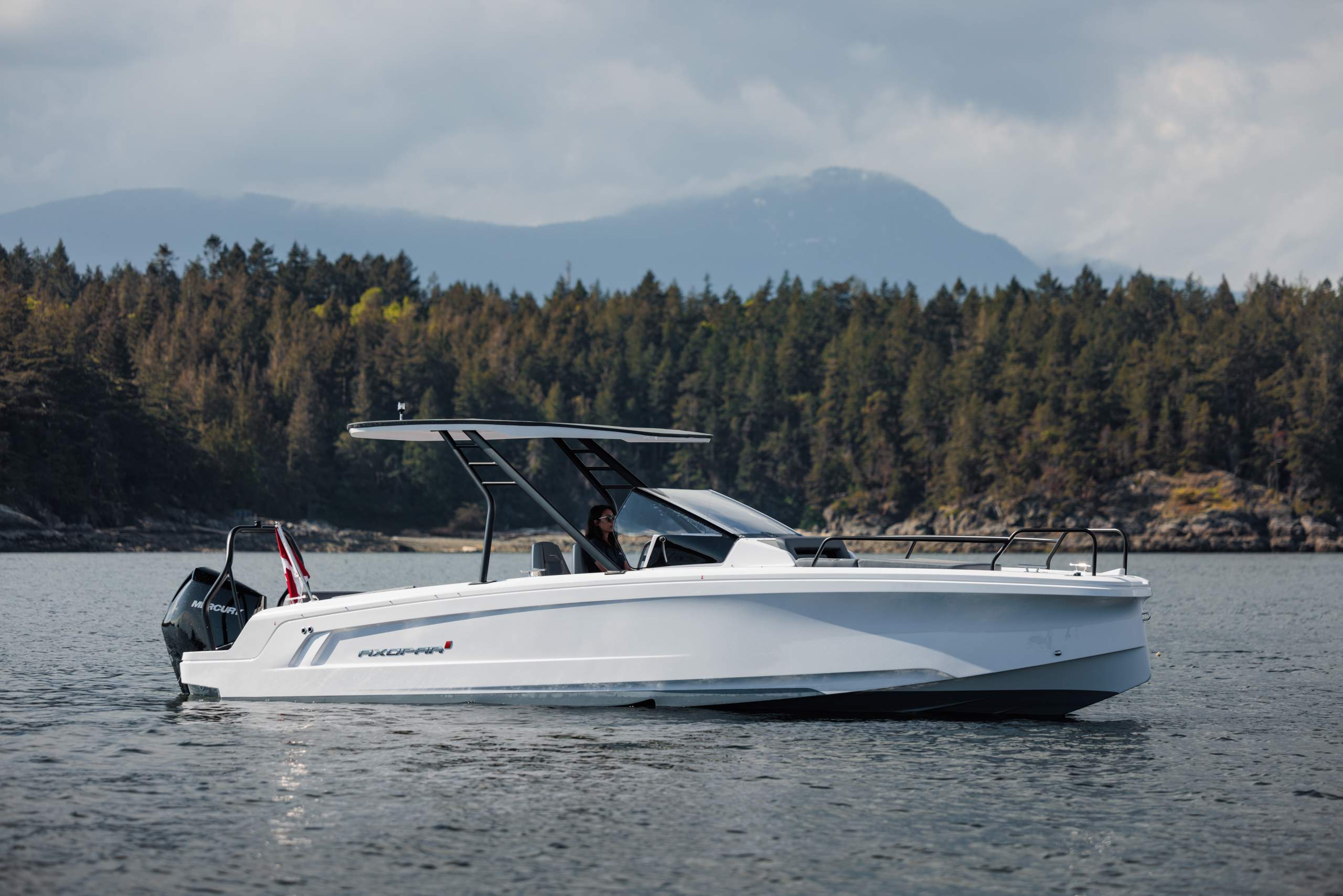 Axopar-25-Cross-Top_MY23_662A6505_Axedit