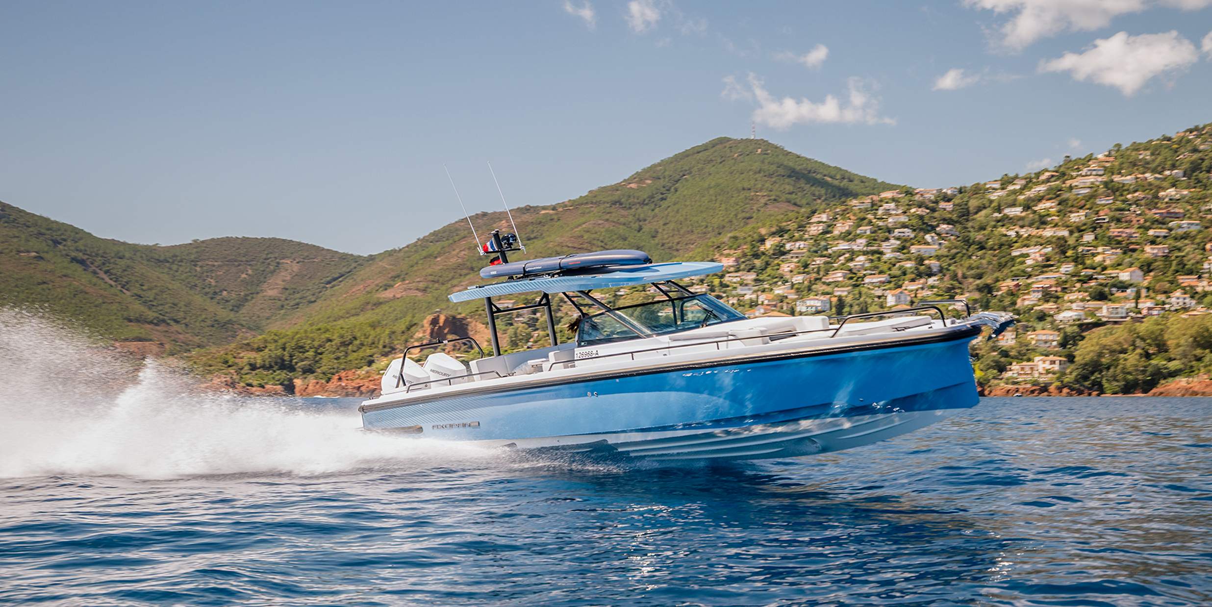 Axcopar-37-Sun-Top-Iconic-Edition-Surroundings