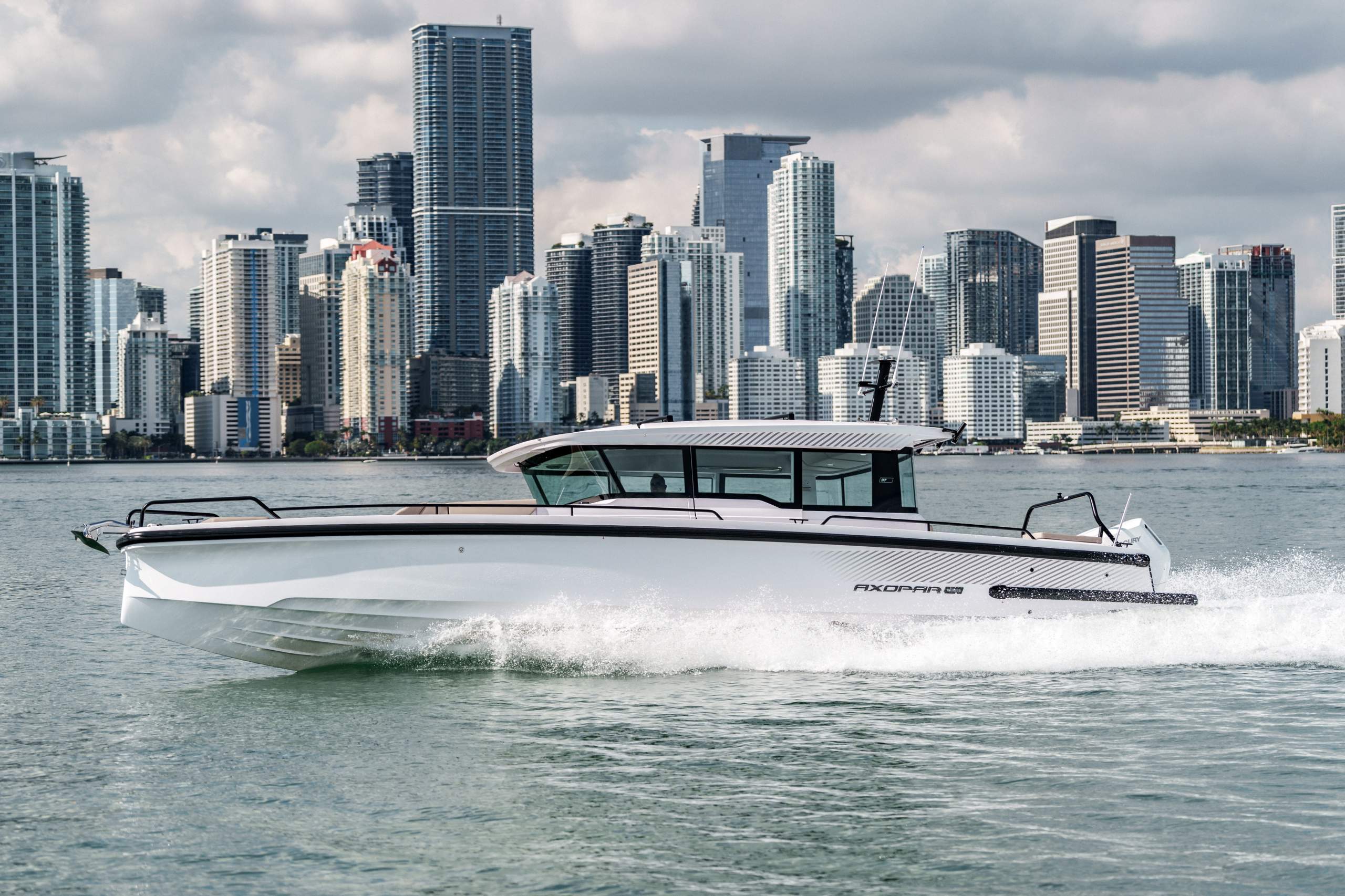 Axopar 37 XC Cross Cabin BRABUS Performance Line_KBP01242