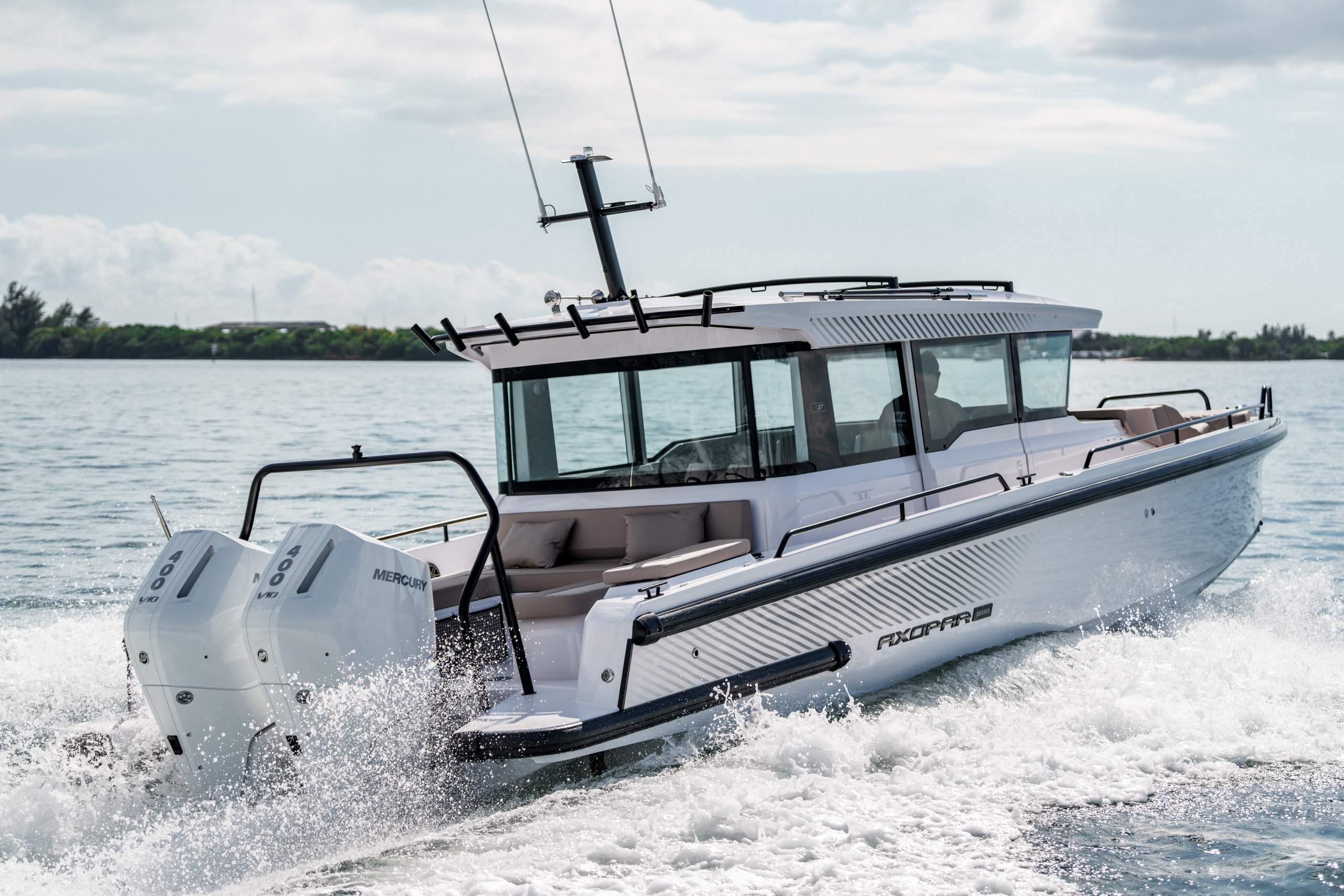 Axopar 37 XC Cross Cabin BRABUS Performance Line_KBP01236