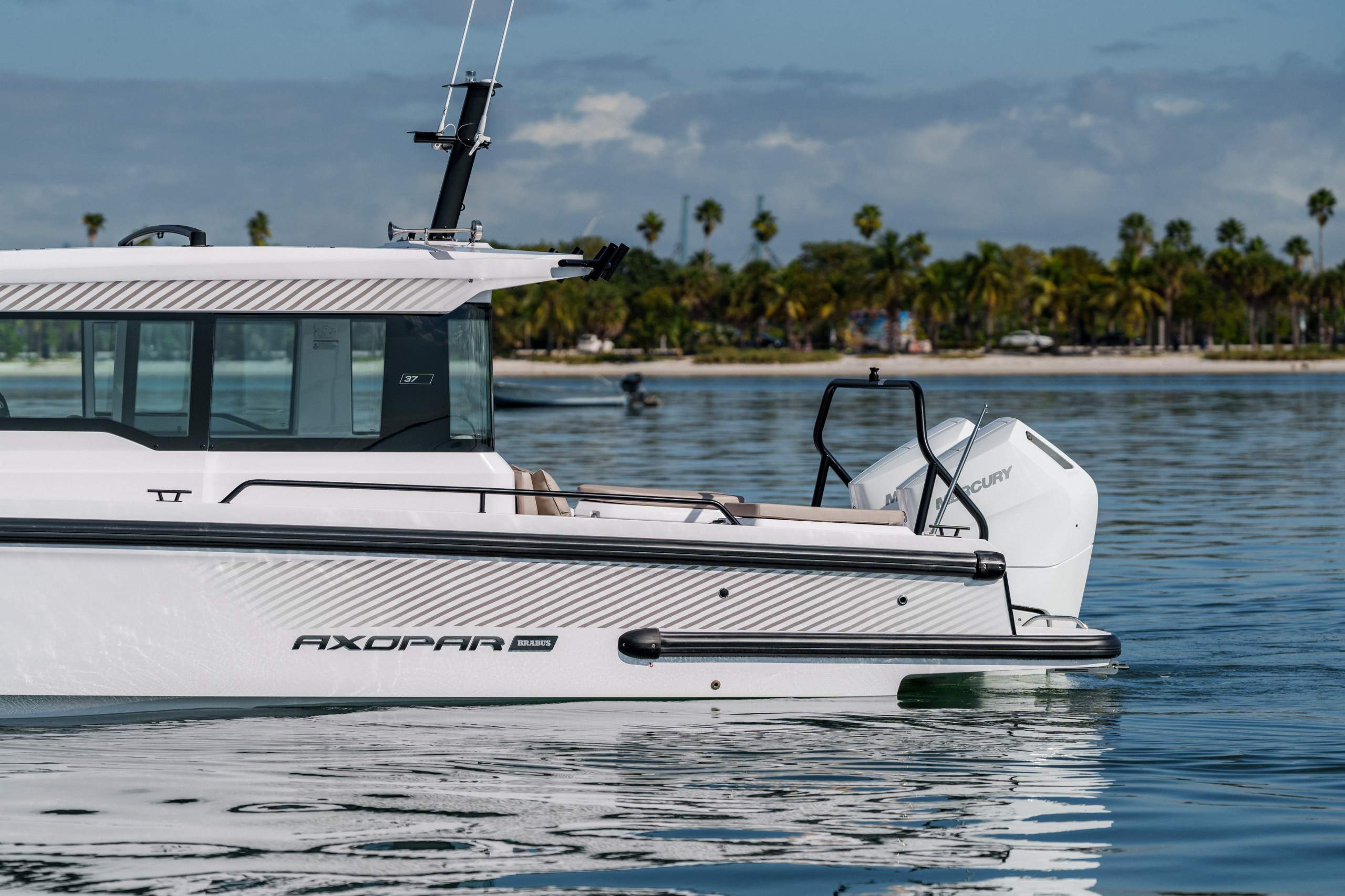 Axopar 37 XC Cross Cabin BRABUS Performance Line_KBP00230