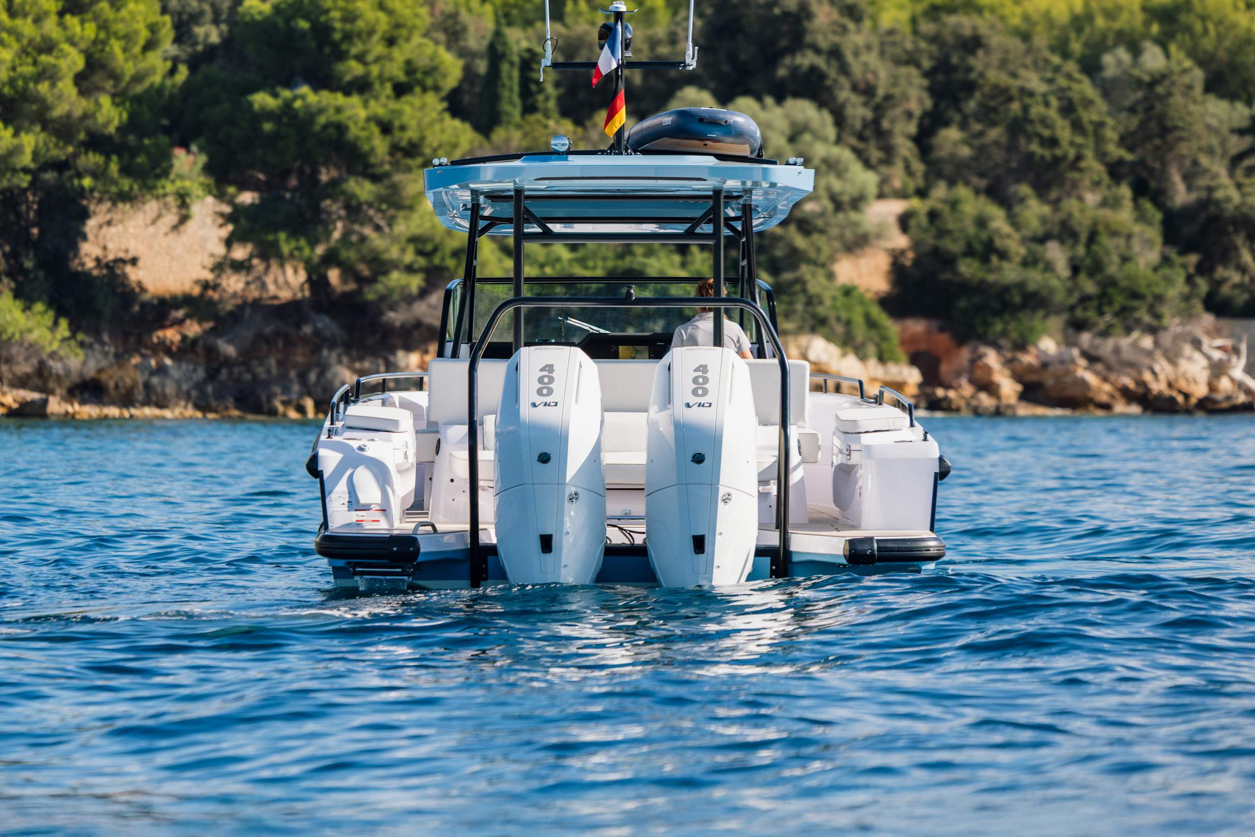 Axopar-37-Sun-Top-Iconic-Edition_0X0A3987_Axedit