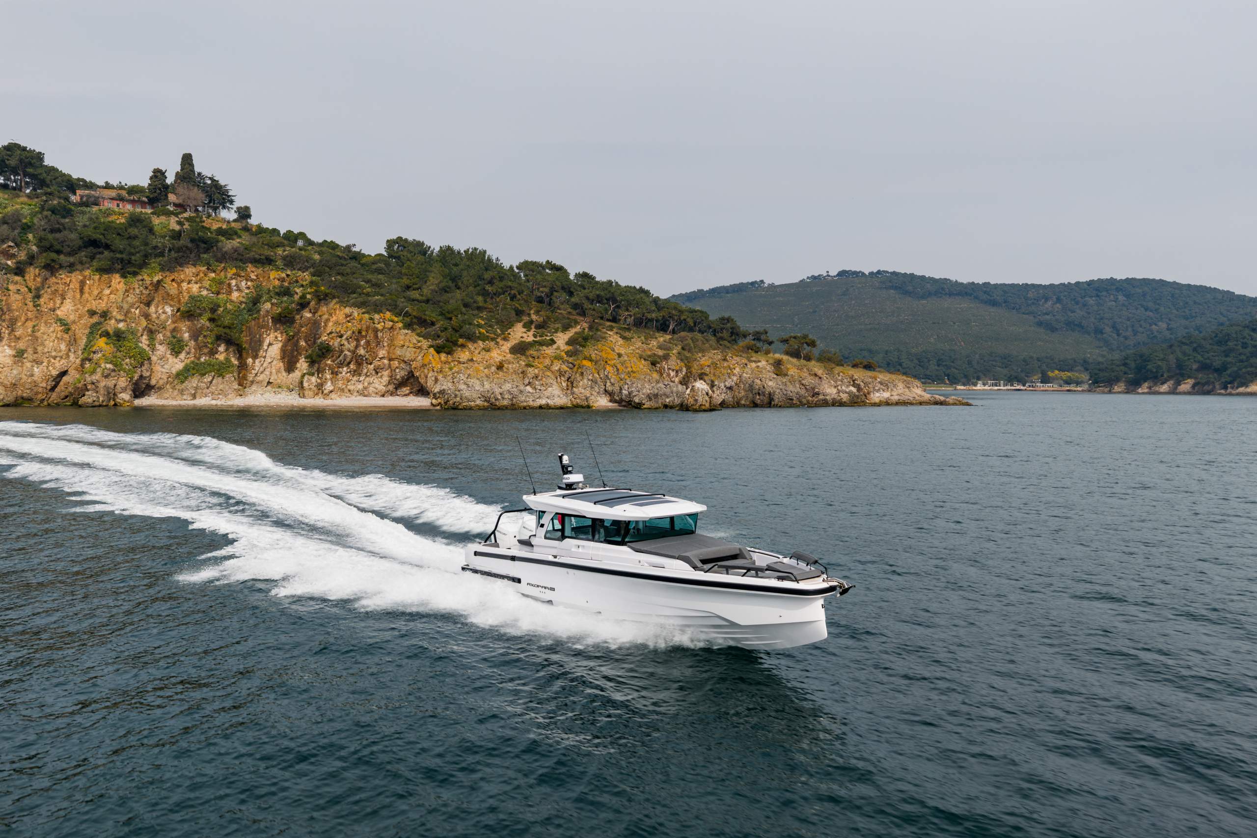 Axopar 38 XC Cross Cabin