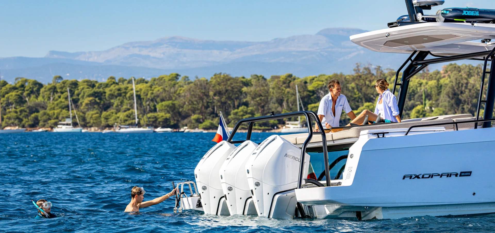 SLIDESHOW-boat-1__FillWzE5MjAsOTA1XQ