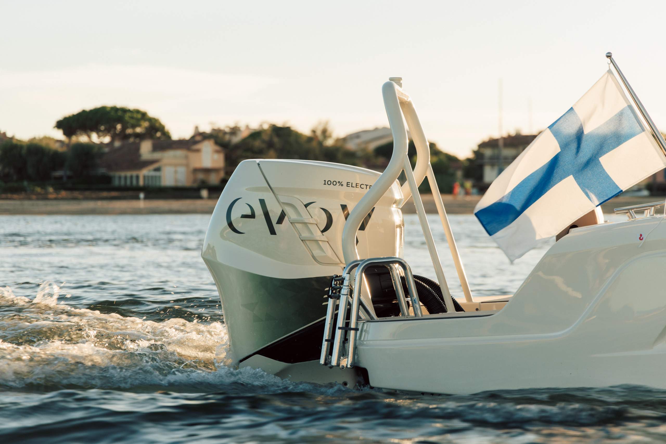 AX-E 25 Cross Top_099A4336