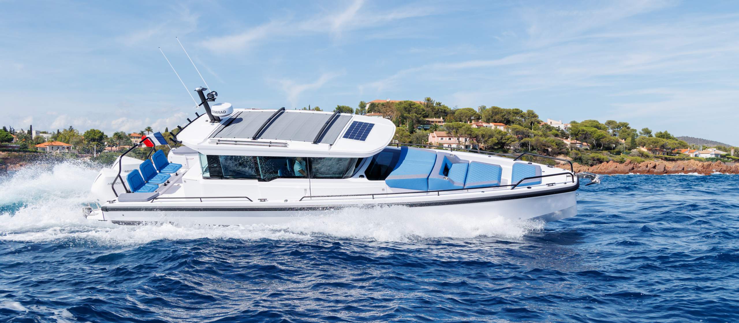 Axopar-37-XC-Cross-Cabin_MY2024_E29A8742-v4-5472x2393-1