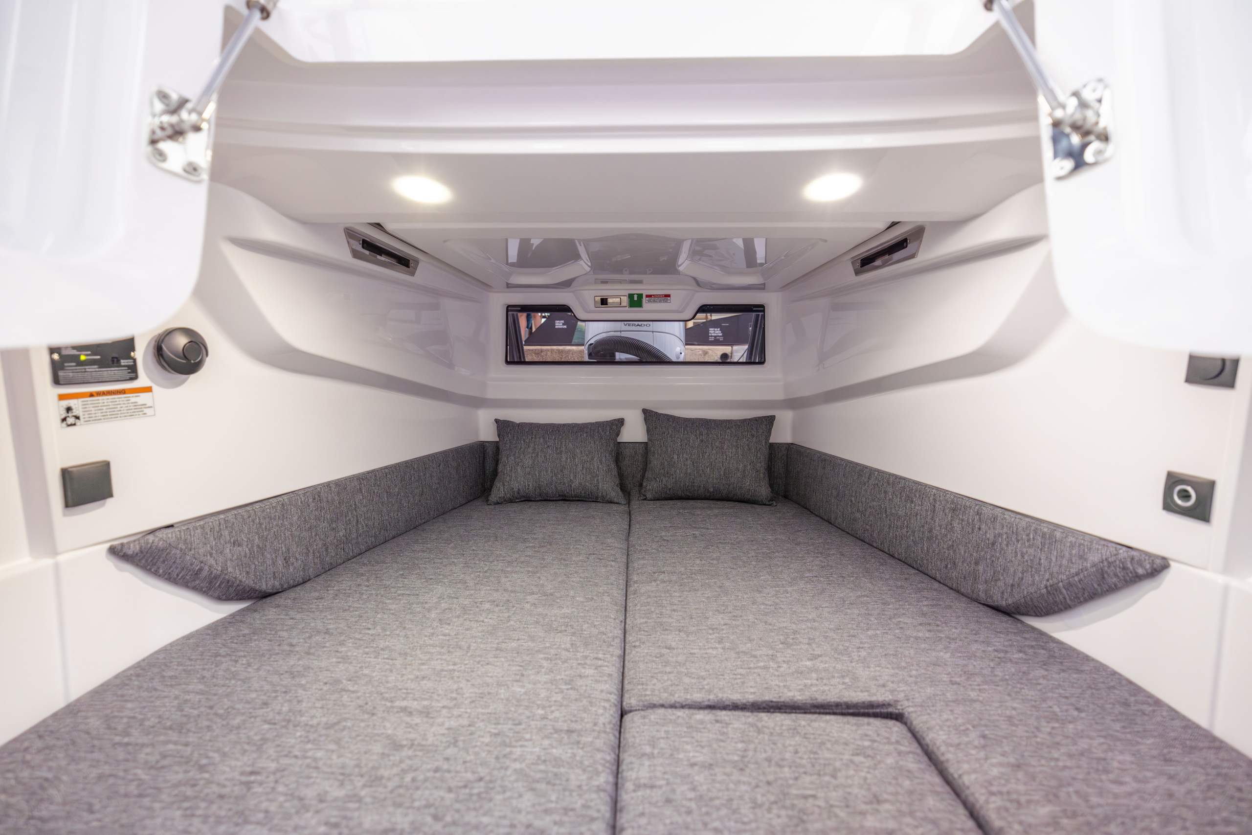 AX29ST_Gallery__0002_Axopar_29_Sun-Top--3