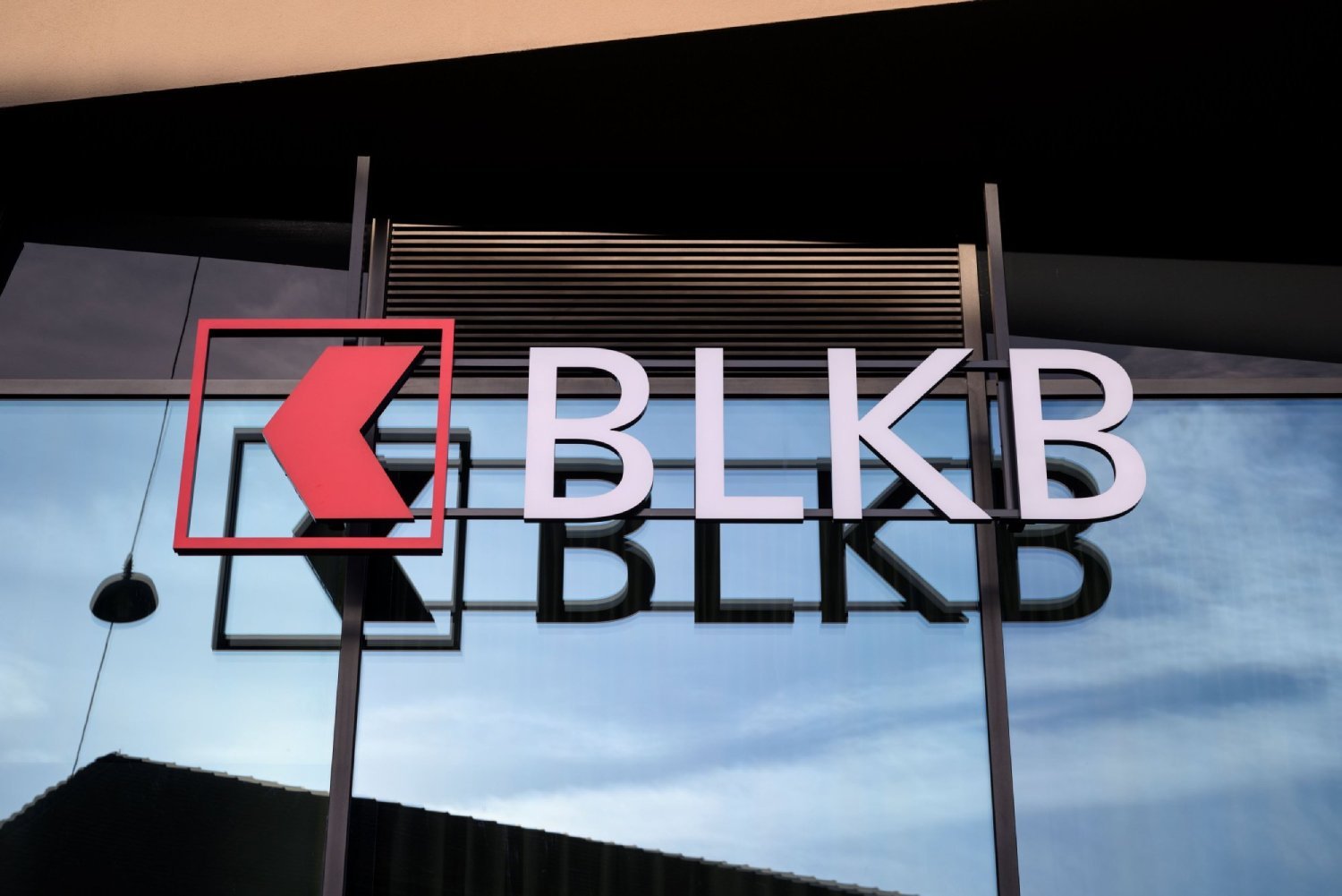 Logo der Basellandschaftlichen Kantonalbank BLKB auf einer Gebäudefassade in Liestal (Hauptsitz).