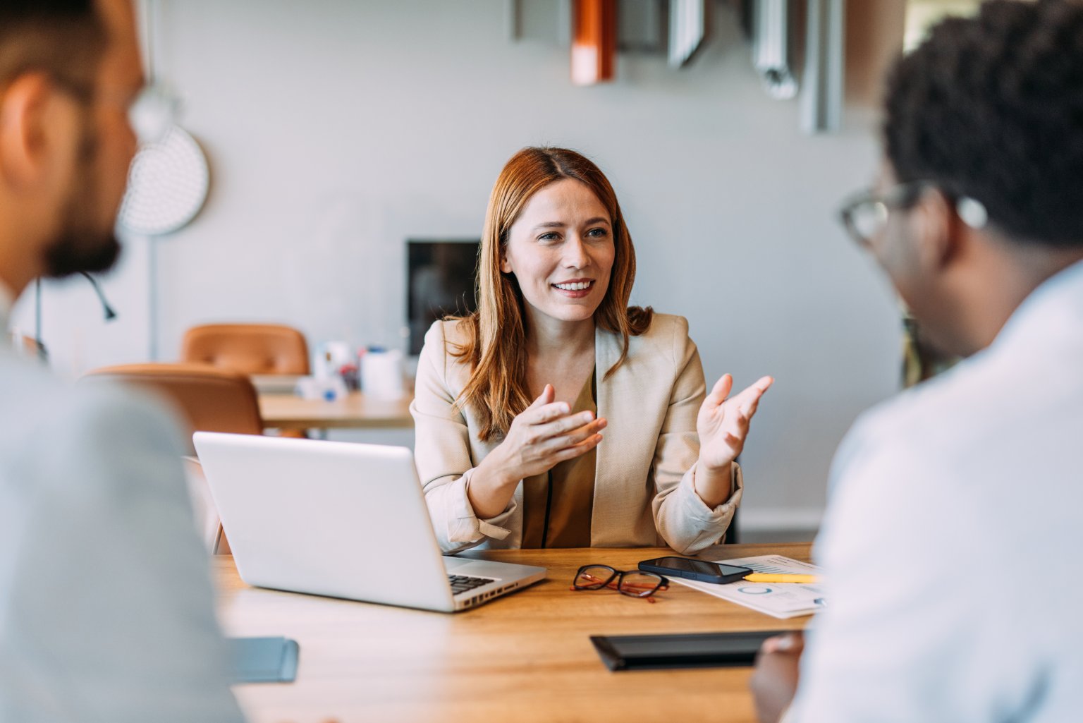 Professionelle Beratung in moderner Umgebung bei der Basellandschaftlichen Kantonalbank (BLKB).