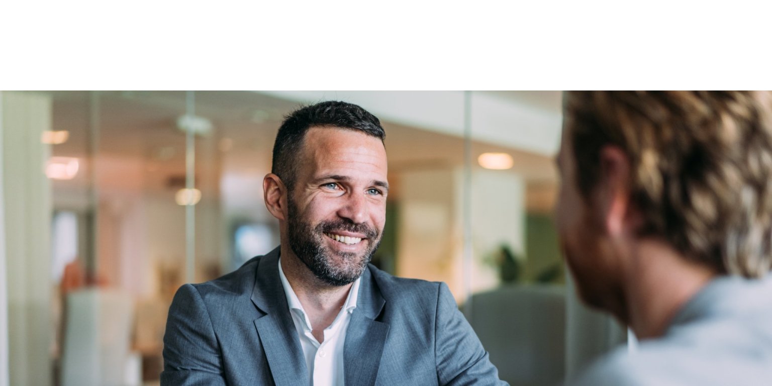 Zwei Geschäftspartner bei einem Meeting in einem modernen Büro.