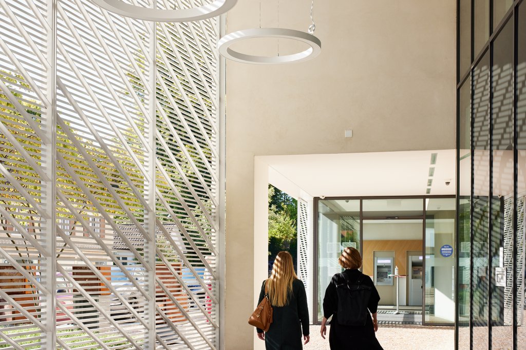 Moderne BLKB Filiale mit hellen Räumen und innovativem Design.