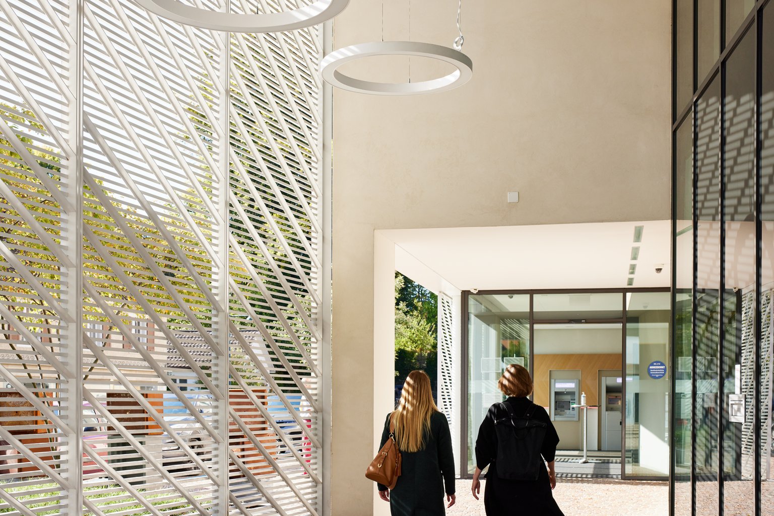 Moderne BLKB Filiale mit hellen Räumen und innovativem Design.