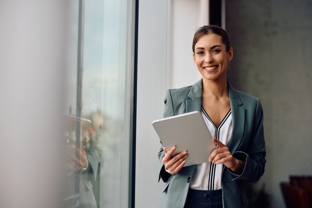 Geschäftsfrau mit Tablet in modernem Büro bei der BLKB in Basel