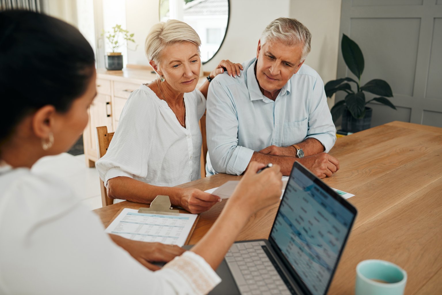 Drei Personen im Gespräch bei der Basellandschaftlichen Kantonalbank (BLKB). aus dem Artikel Was man kennt und doch nicht weiss: Pensionskassenausweis verstehen