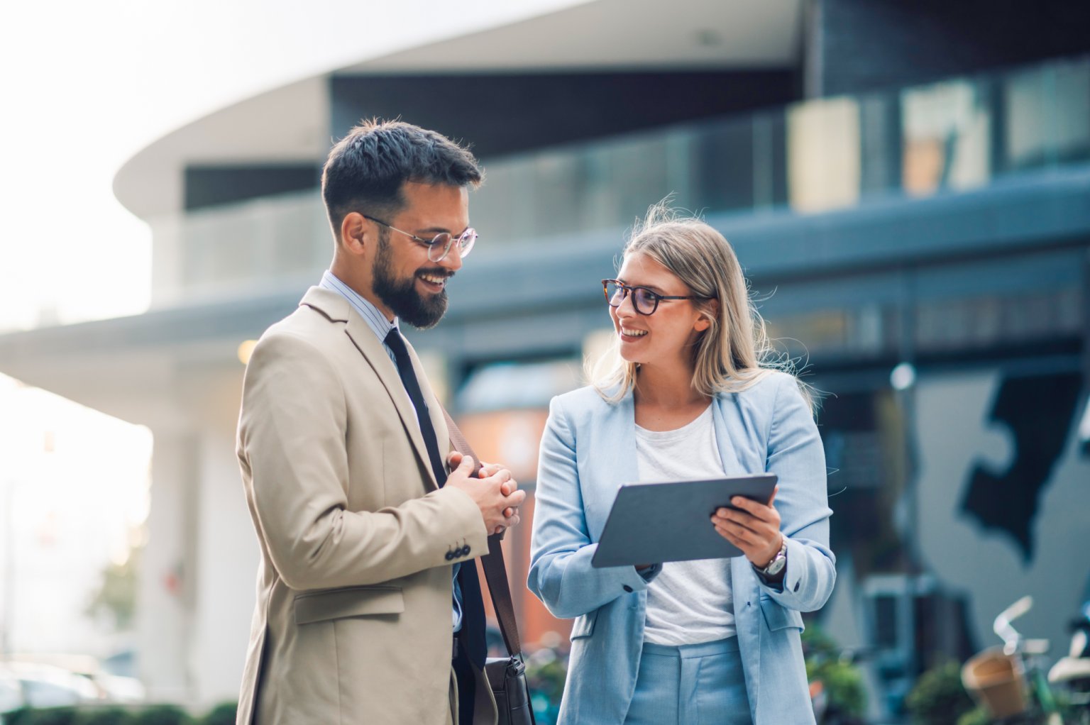 Eine professionelle Unterhaltung zwischen zwei Personen in einer modernen städtischen Umgebung.