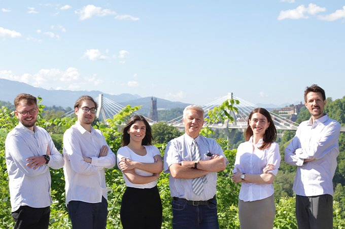 6 Personen von Spirecut sind mit weissen Hemd und T-Shirts draussen.