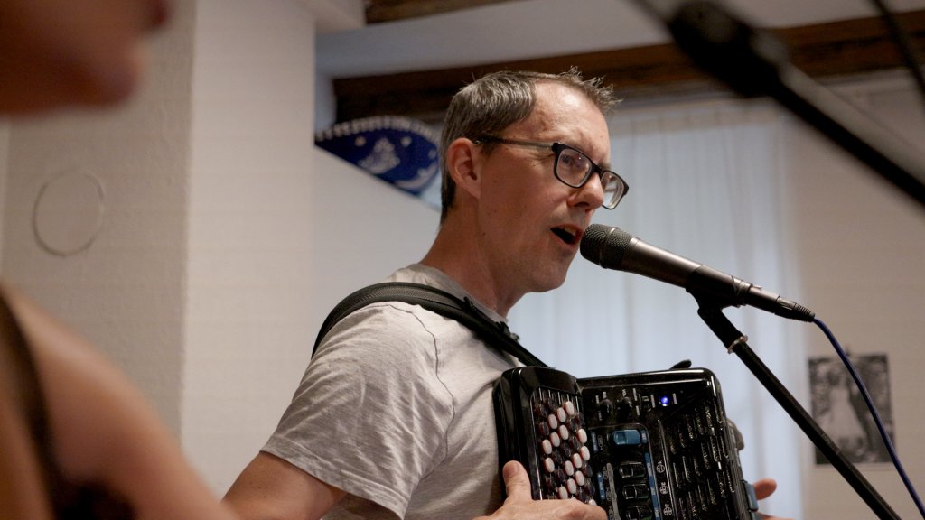 Roland Ramseyer spielt in seiner Lebenszeit Akkordeon und singt auch.