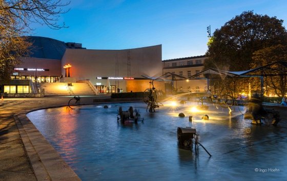 Nachtansicht zum Theater Basel