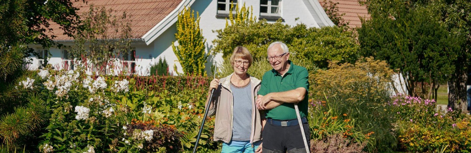Altes Ehepaar arbeitet zu Hause im Garten