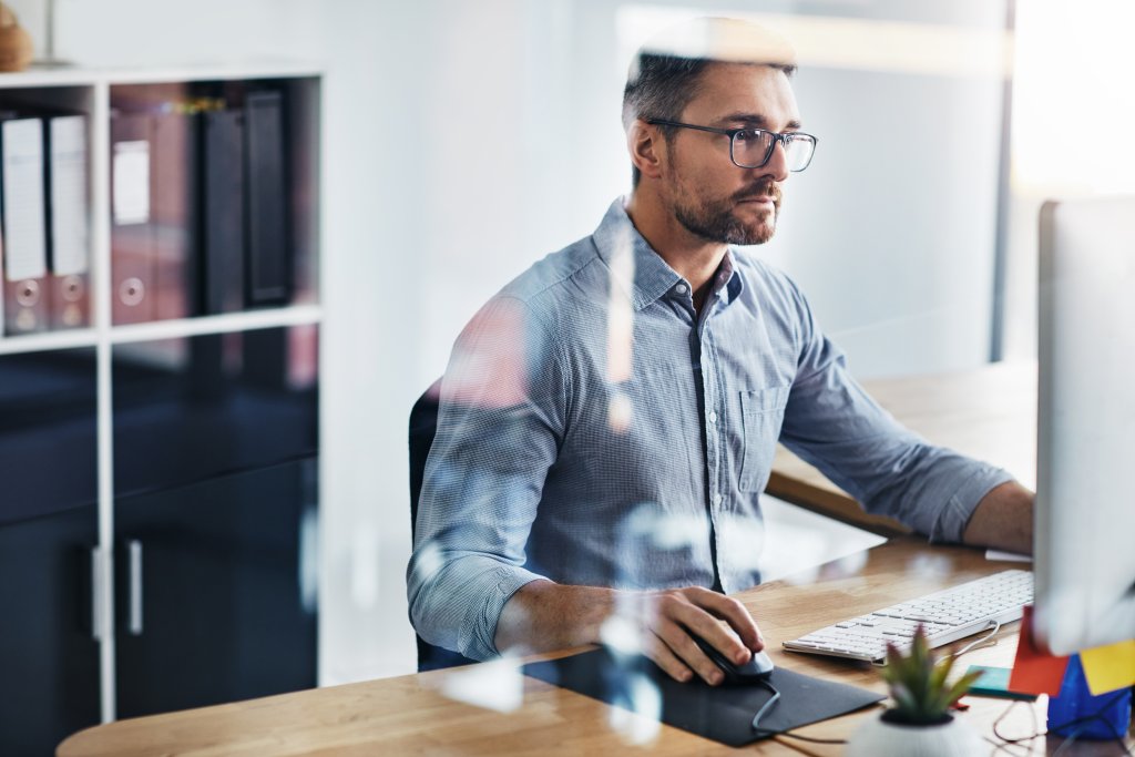Mann am Computer in einem modernen Büro.