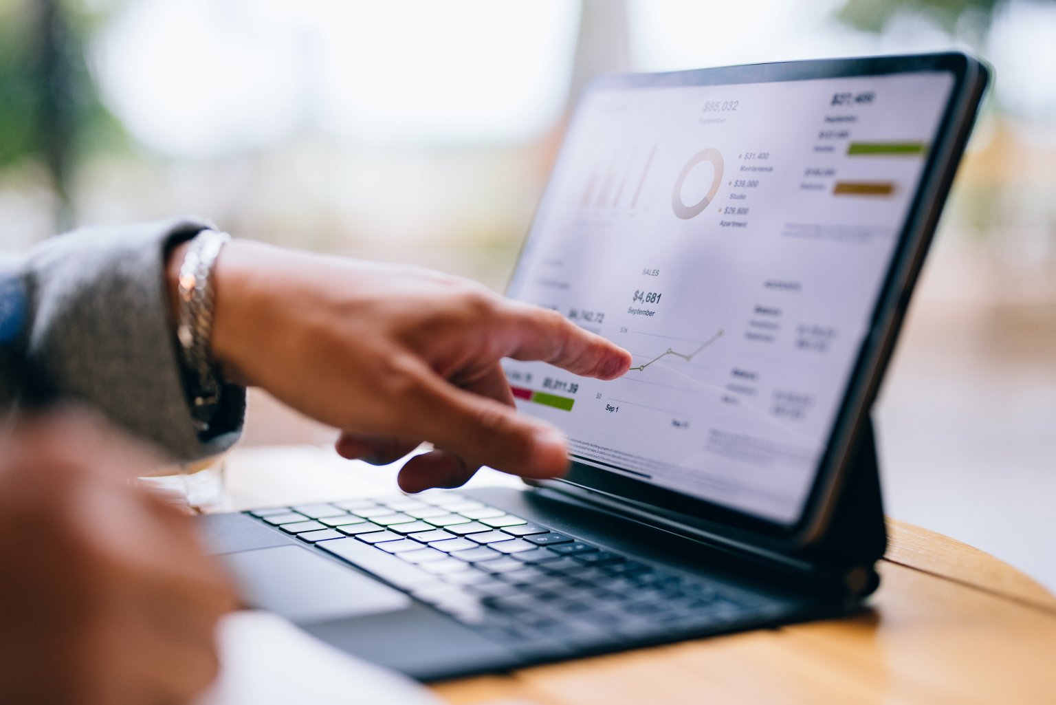 Person bedient Laptop mit Finanzübersichten bei der Basellandschaftlichen Kantonalbank aus dem Artikel Die Vorzüge der aktiven Vermögensverwaltung