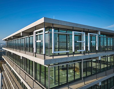 Die Architektur des ALBA HAUS-Gebäudes mit dem Schriftzug ALBA