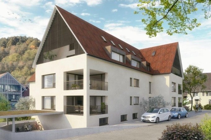 Mehrfamilienhaus in weisser Fassadenfarbe mit Eigentumswohnungen am Bündtenweg/Gassenbachweg in Hölstein.