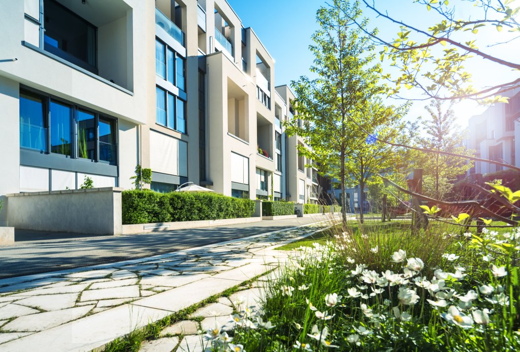 Stilvolle Neubau-Wohnanlage mit einladenden Grünbereichen.