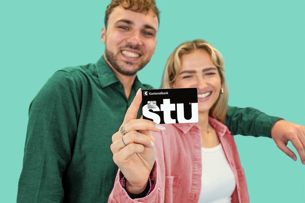 Mann und Frau mit einem türkisfarbigen Hintergund. Die Frau zeigt die Stu-Karte.