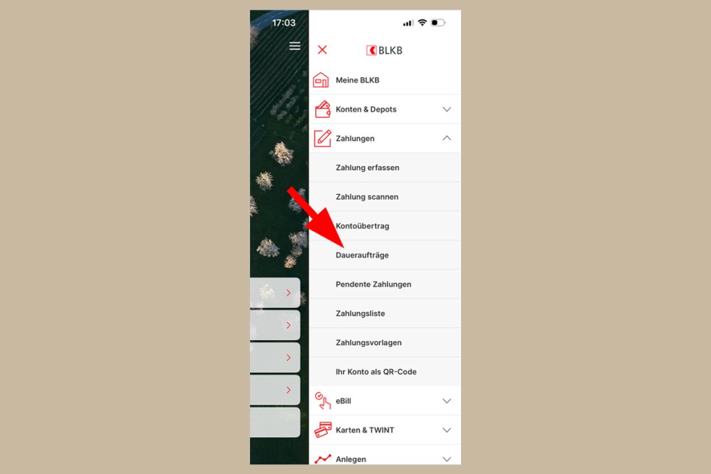 Bildschirm mit BLKB App Menü und rotem Pfeil auf Kontotransfer.