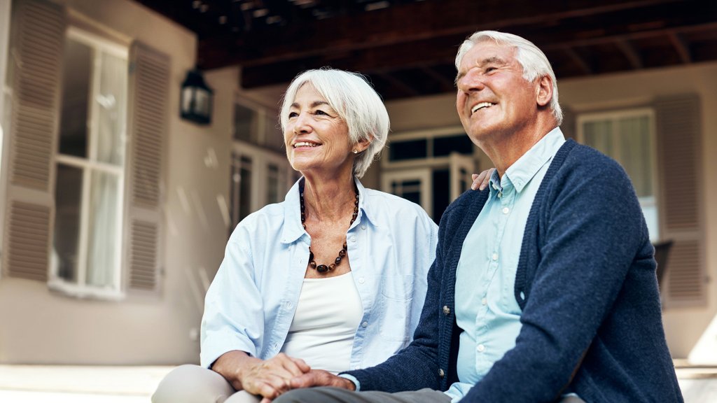 Ein glückliches Paar im hohen Alter, das Ruhe und Zufriedenheit in der Natur geniesst.