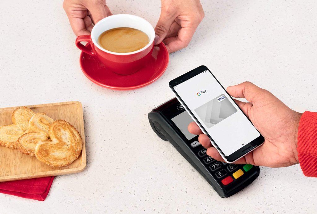 Mann bezahlt mit Google Pay