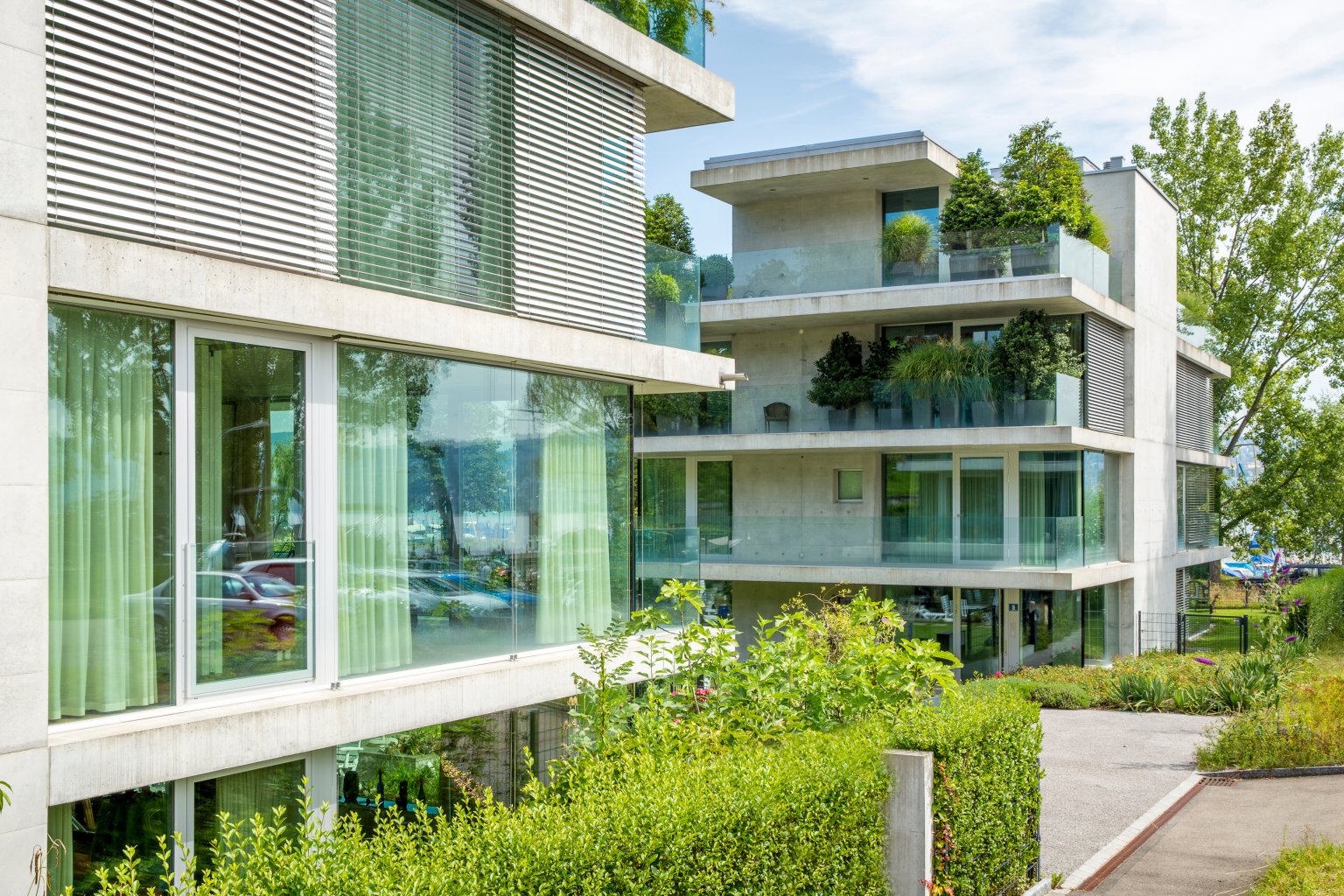 Modernes Mehrfamilienhaus in Zürich, Schweiz