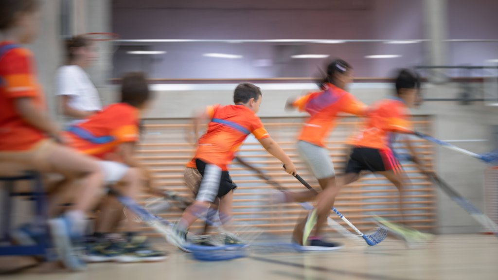 Kinder beim Rollschuhlaufen in der Halle der Basellandschaftlichen Kantonalbank
