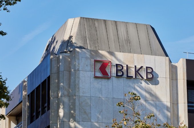 BLKB-Niederlassung in Liestal (Hauptsitz) mit der Logoansicht. aus dem Artikel