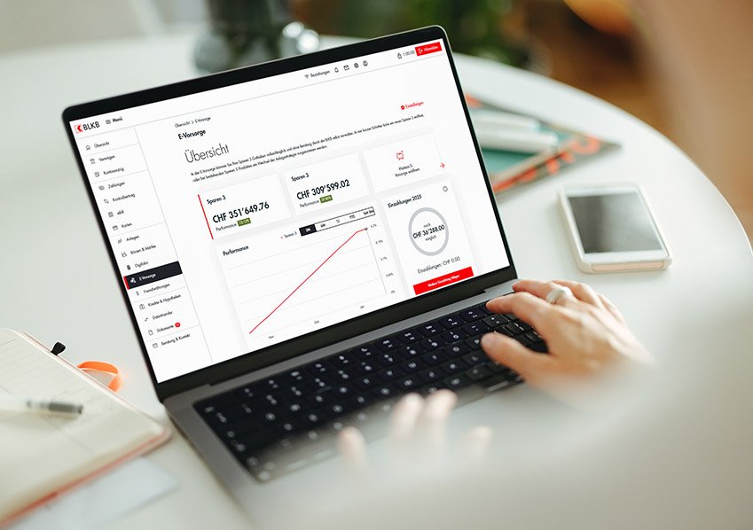 Eine Person nutzt online die Banking-Plattform der Basellandschaftlichen Kantonalbank.