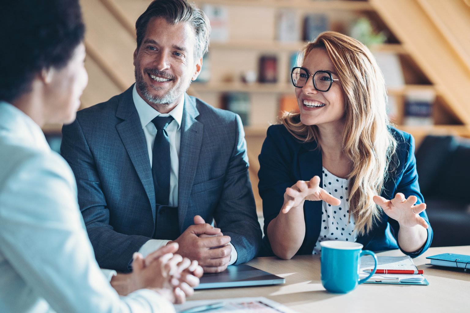 Fachleute, die in einer Diskussion engagiert sind, Ideen in einem modernen Büroumfeld austauschend.