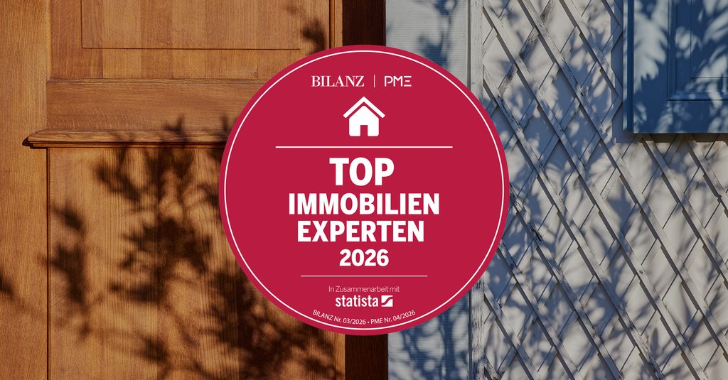 Wand mit Schatten und Logo der Top Immobilien Experten 2026 in Rot.