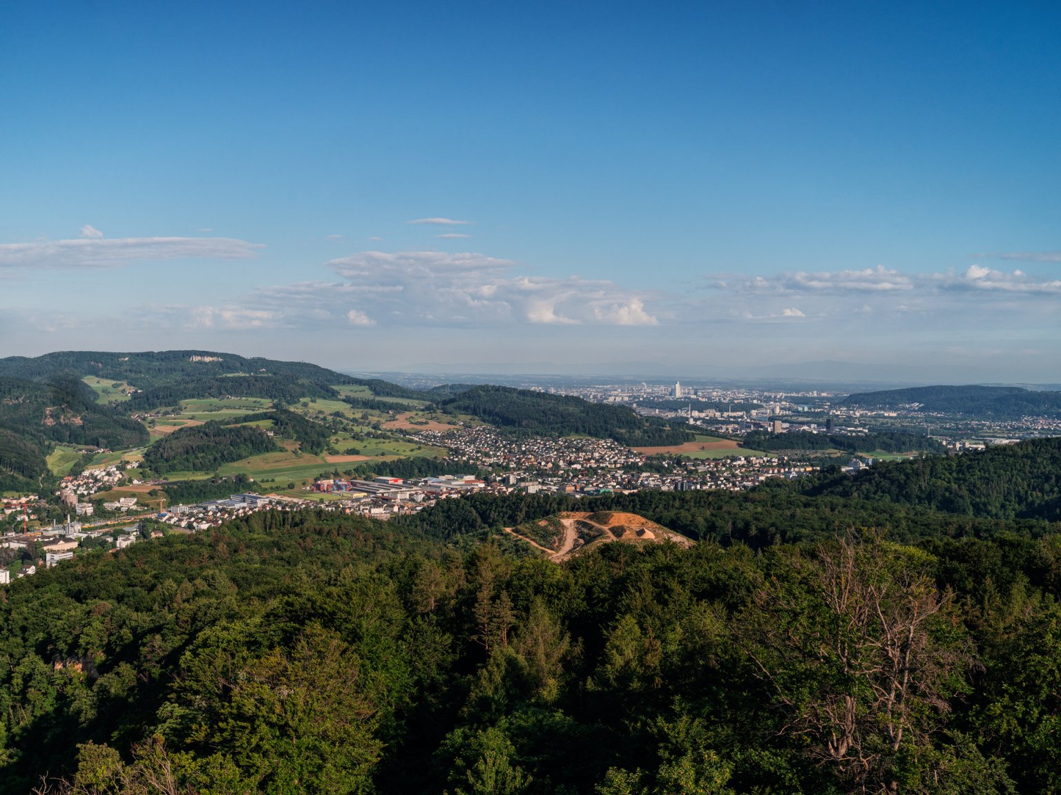 Landschaft von Basel-Landschaft mit grünen Hügeln und Blick auf Orte und Natur