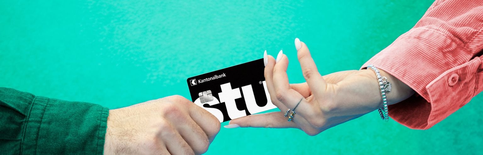 Frau gibt Mann die Visa Debit Stu-Karte.