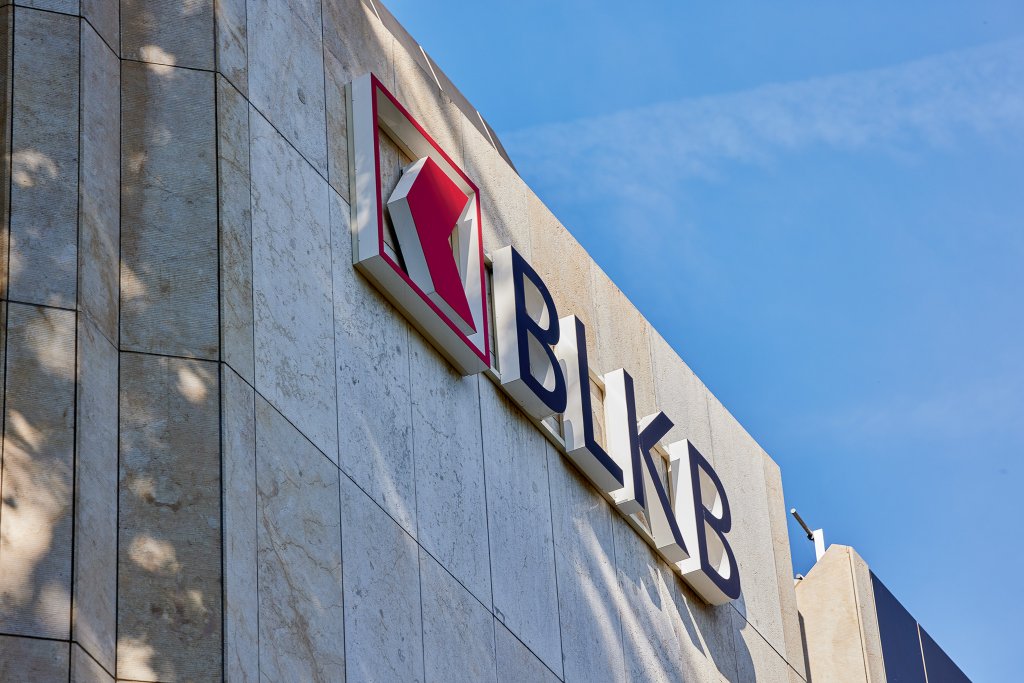 Logo der BLKB vor klarem Himmel. aus dem Artikel