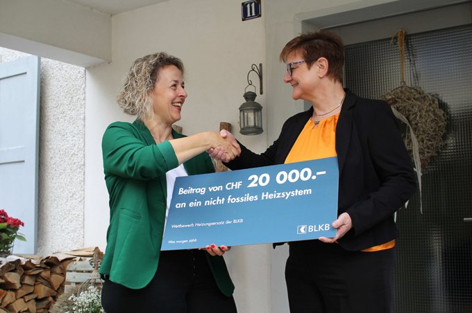 Nicole Hediger erhält einen Scheck von 20000 CHF. aus dem Artikel Auch wenn die Tragbarkeit mit nur einem Einkommen ein Thema war, blieb ich hartnäckig