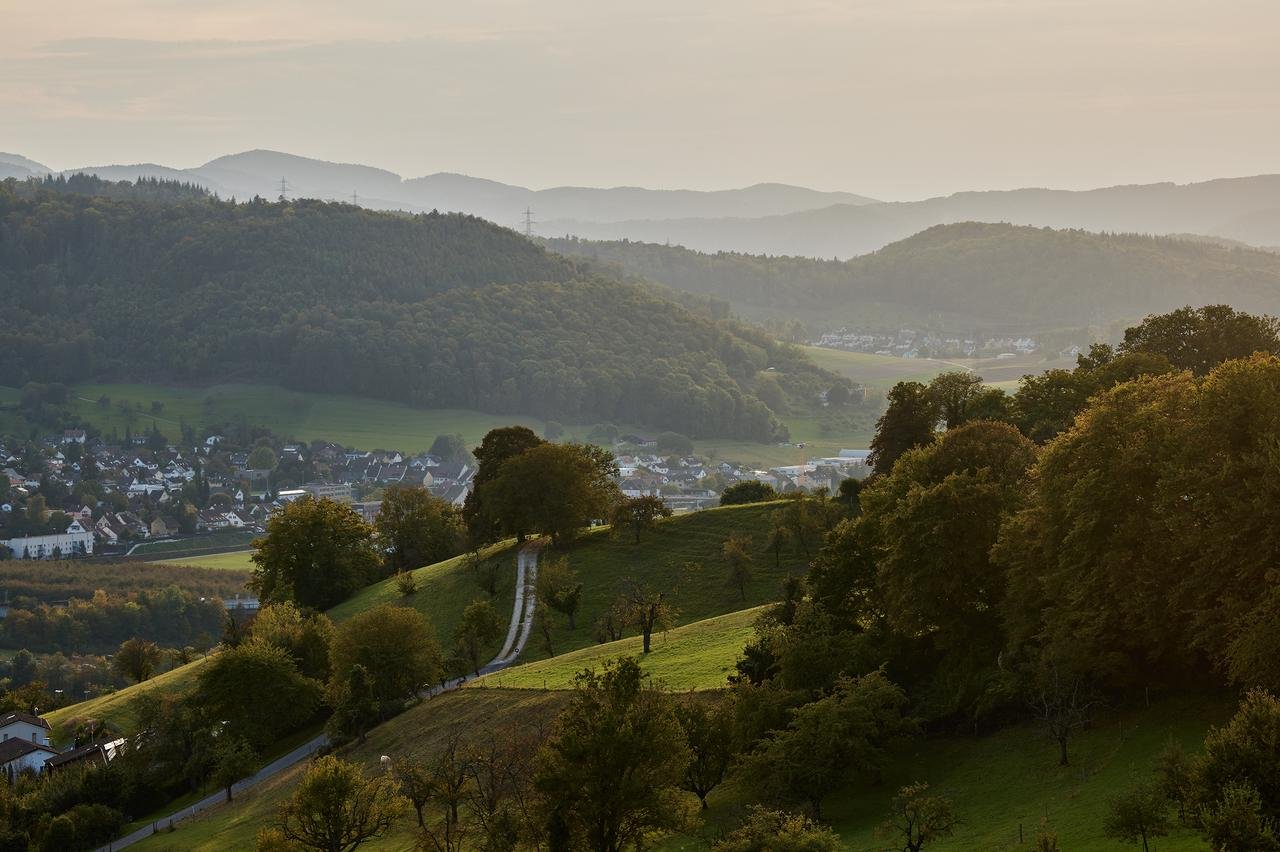 Die landschaftliche Idylle der Region zeigt sanfte Hügel und eine ruhige Atmosphäre.