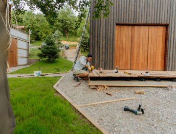 Bauarbeiten an einem modernen Gebäude, Handwerker bei der Arbeit im Freien. aus dem Artikel So können Sie Ihr Eigenheim unbeschwert geniessen