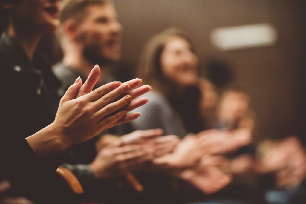 Begeistertes Publikum applaudiert bei einer Veranstaltung der BLKB.