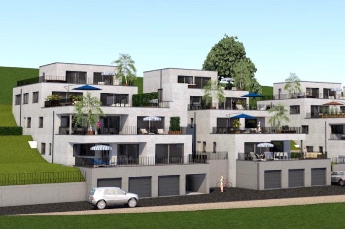 Mehrfamilienhäuser in weisser Fassadenfarbe mit Eigentumswohnungen am Ballmerweg in Lausen.