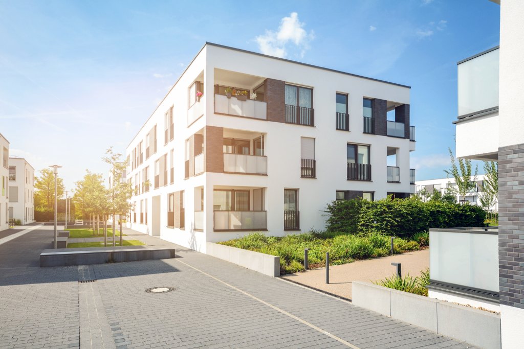 Moderne Wohnanlagen mit hellem Licht und gepflegten Grünflächen in ruhiger Umgebung.