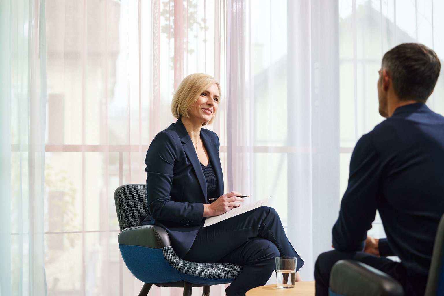 Beratungsgespräch in moderner Umgebung mit einem freundlichen Austausch.